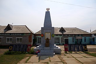 Памятник воинам-землякам, погибшим в годы Великой Отечественной войны[17]. Установлен в центре села в 1965 году. В 1975 году к памятнику была добавлена скульптура скорбящей матери..